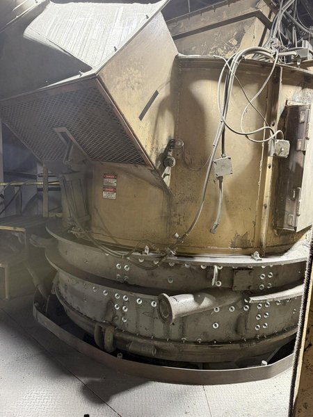 B and P model 100b speedmuller s/n 100B-372-7604 with Batch hopper, dust hood, 200 hp drive and gearbox model 64756-rev-1 s/n R0280-185