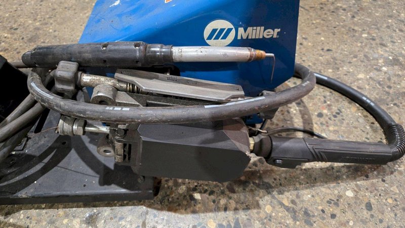 MILLER 70 SERIES WIRE FEEDER WITH GUN USED