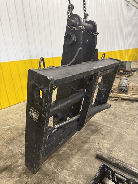 30,000 LBS SUPERIOR FAB MODEL #98-105-617 FORKLIFT MAST: YOBRO #23993