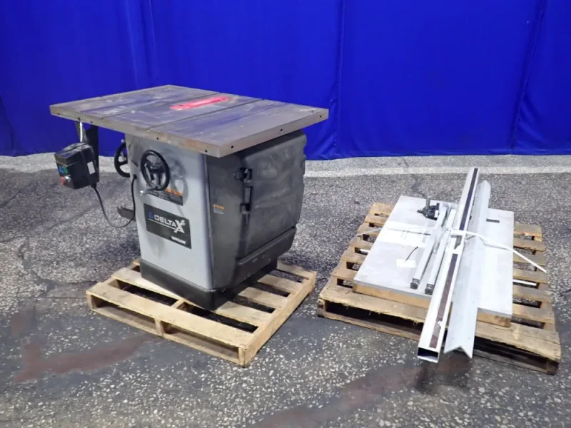 DELTA 40" X 27" TABLE SAW   -  36-R31X