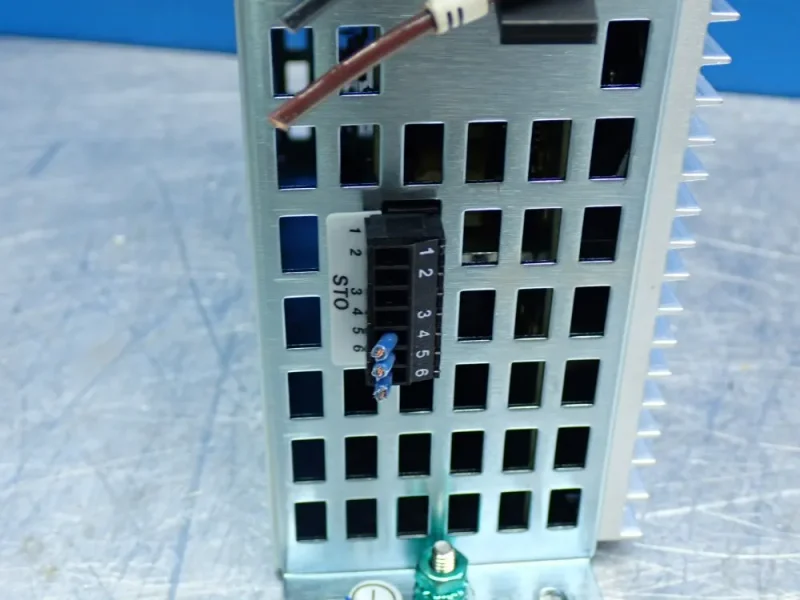 ALLEN BRADLEY 1.0KW, 2.0A OUTPUT, 2.7A INPUT KINETIX SINGLE-AXIS SERVO DRIVE  -  2097-V34PR3-LM