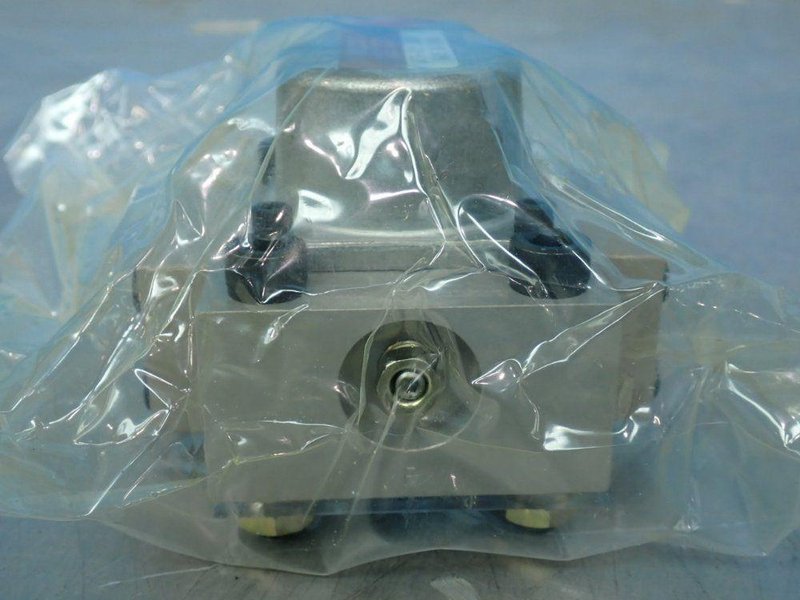 MOOG SERVO VALVE  -  J076-019