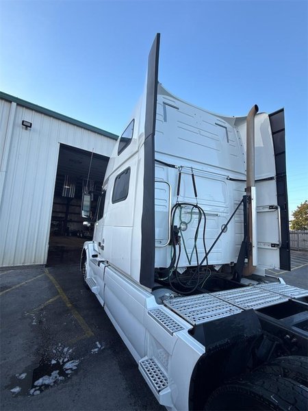 VOLVO VNL64T780 - Trucks