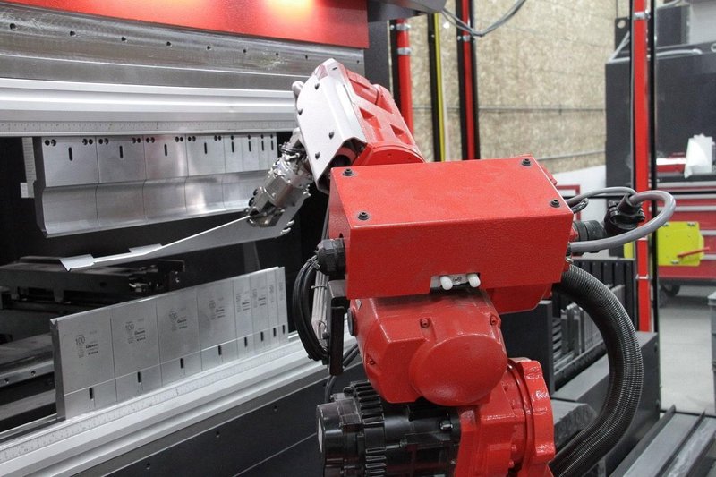 60 Ton x 4′ Amada EG6013 Automated Bend Cell, 2017 – 6 -Axis Robot, 7-Axis Backgauge