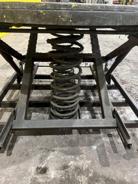 43" X 43" X 34" MECHANICAL SPRING LIFT TABLE: STOCK #20138