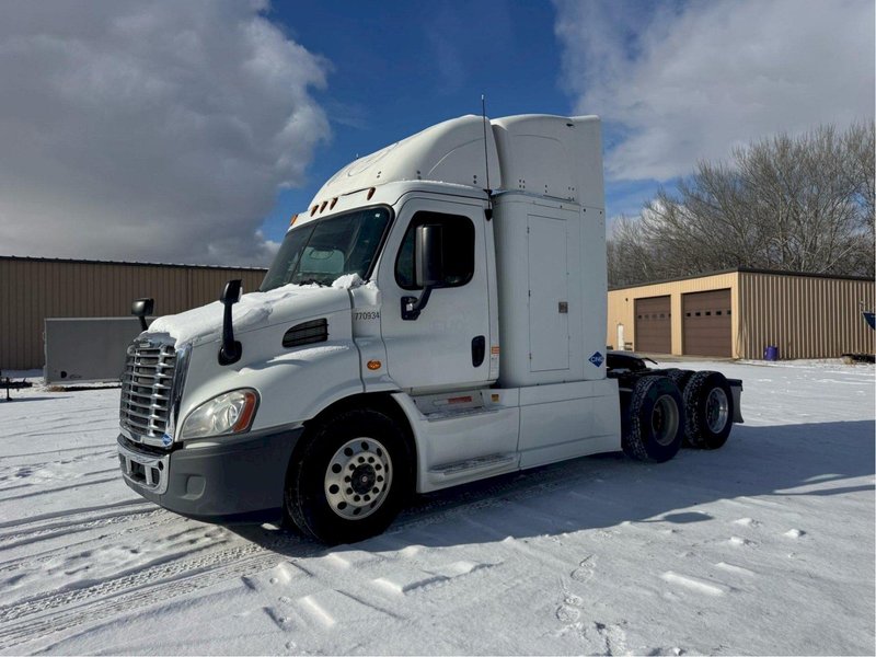 2015 Freightliner Cascadia Day Cab LNG – Cummins ISX12 G 400 HP, 10 Speed, Natural Gas Tractor