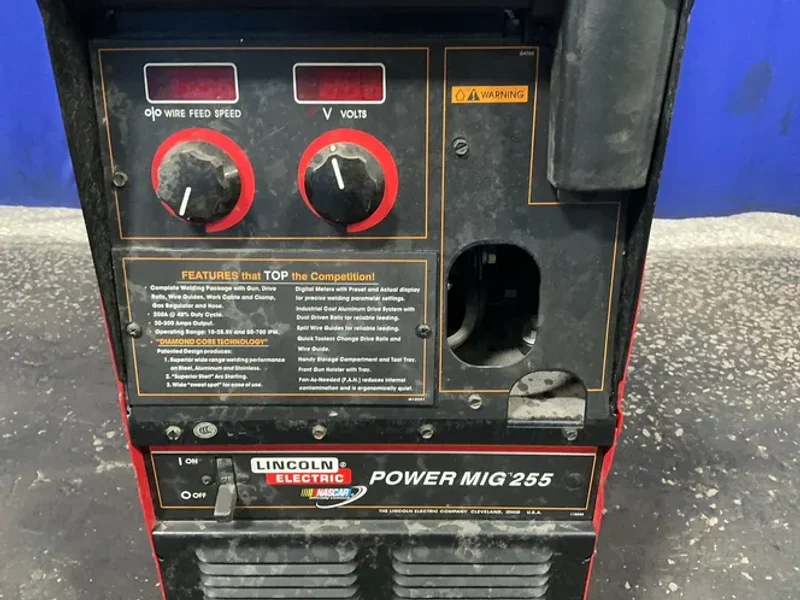 LINCOLN ELECTRIC 250 A WELDER  -  POWER MIG 255