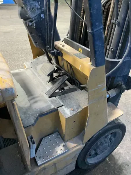 CATERPILLAR 1600 LBS ELECTRIC FORK LIFT   -  2EC25
