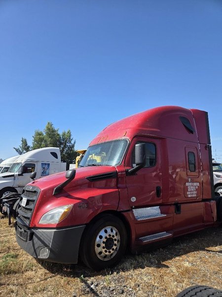 Freightliner Cascadia 126 Sleeper Truck, 2019 – Detroit DD15, DT12 Automatic, 72” Raised Roof, Tandem Axle