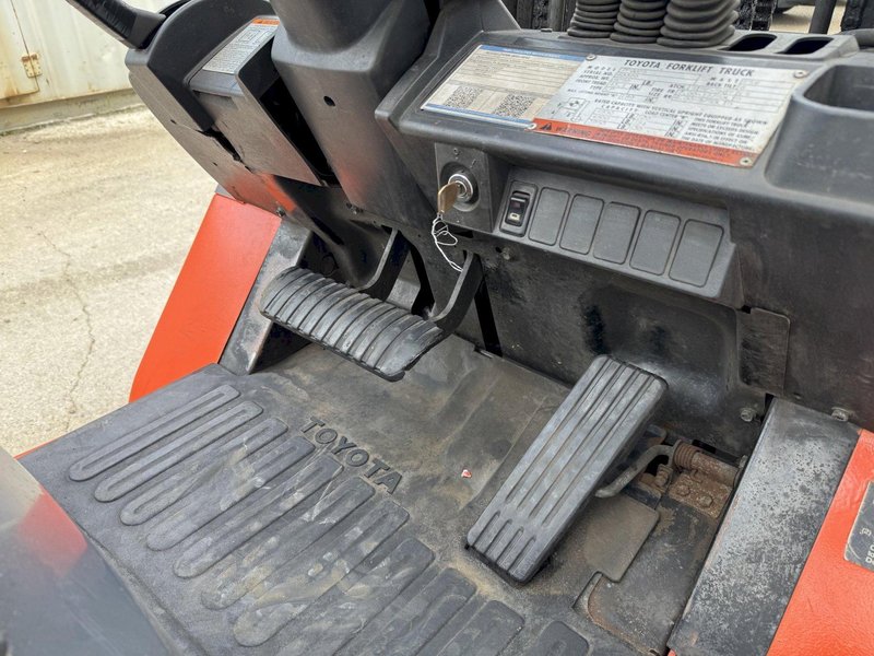 5000 Lb. Toyota Lift Truck, Pneumatic Tire, Triple Stage Mast, LP Gas, Side Shift