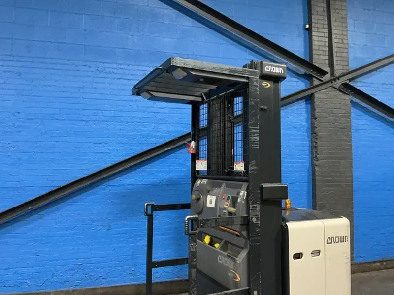 Crown 3000 Lbs Electric Order Picker - Sp3510-30