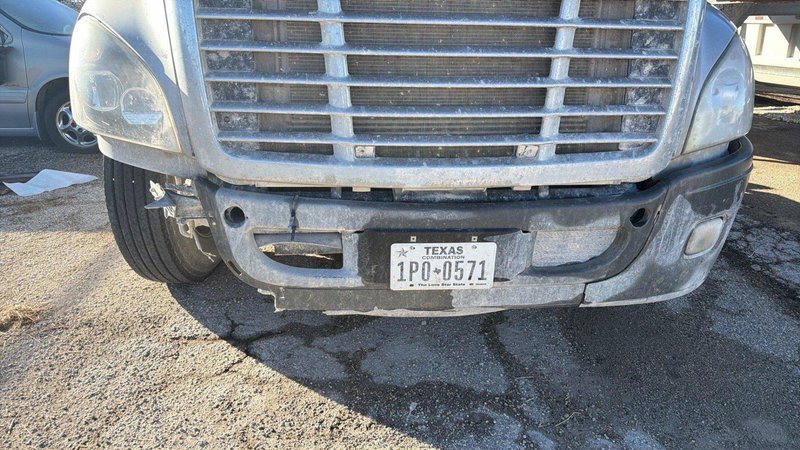 Freightliner Cascadia Semi Truck, 2018 – Non-Runner, No Keys, For Repair or Parts, Day Cab/Sleeper