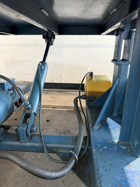 4,000 LB X 48&quot; X 48&quot; HYDRAULIC TILT TABLE. STOCK # 1003925.