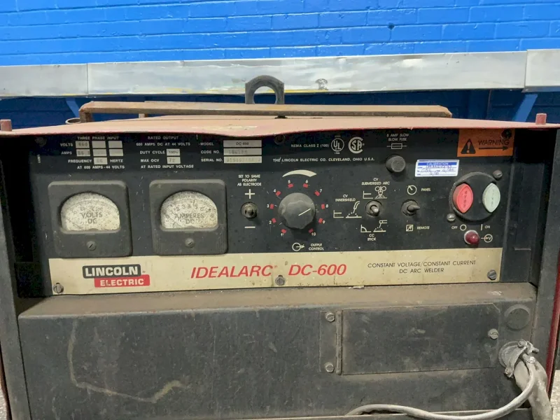 LINCOLN ELECTRIC 600 A WELDER  -  IDEALARC DC-600