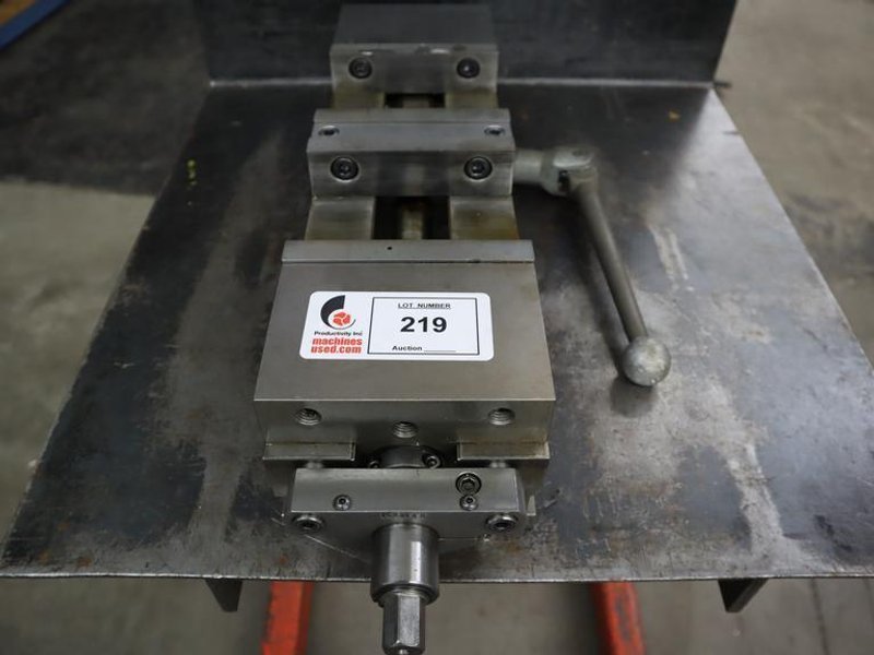 Kurt DL-600 6" Double Lock Machine Vise with Hard Jaws and Handle- Auction Item