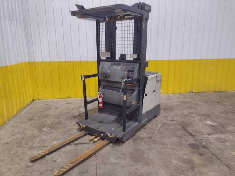 3,000 LB CROWN MODEL #SP 3500 ELECTRIC ORDER PICKER FORKLIFT 2018 : YOBRO #25408