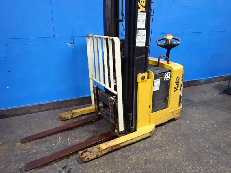 YALE 2800 LBS ELECTRIC STRADDLE LIFT  -  MRW030LEN24TE078
