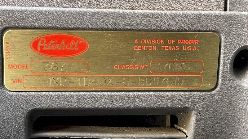2010 Peterbilt 367 Flat Top w/36” Sleeper