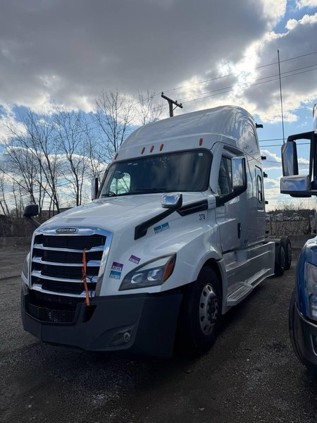 Freightliner Cascadia 126 Sleeper Truck, 2023 – Detroit DD15 / DT12 Automatic, Tandem Axle Class 8 Semi Tractor