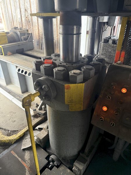 2000 TON HEAVY DUTY 4-POST HYDRAULIC PRESS, USED FOR STRAIGHTENING PIPE &amp; BAR: YOBRO #25137