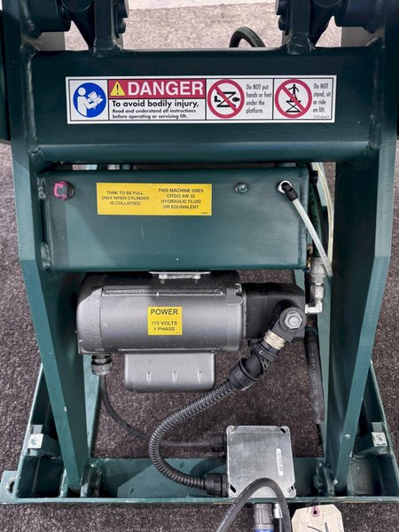 3500 LB SOUTHWORTH MODEL #LS4-36 HYDRAULIC TABLE 3500 LB CAPACITY: STOCK #78031