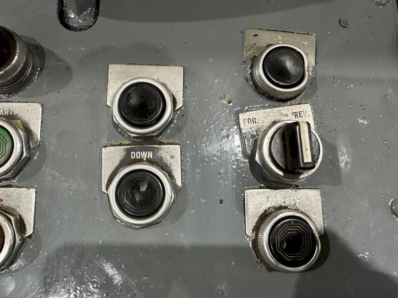 400 TON X 30' DRILCO TRAVELING HEAD HYDRAULIC STRAIGHTENING PRESS: STOCK #24953