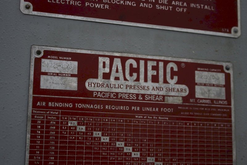 225 TON X 10&#039; PACIFIC HYDRAULIC PRESS BRAKE: STOCK #76324