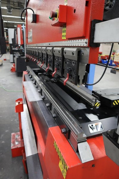 Amada FABIII-1025 (FBD-1025NT) CNC Hydraulic Press Brake, 110 Ton x 98.4&quot;, Up-Acting, AMNC PC Control, 5-Axis Backgauge- Auction Item