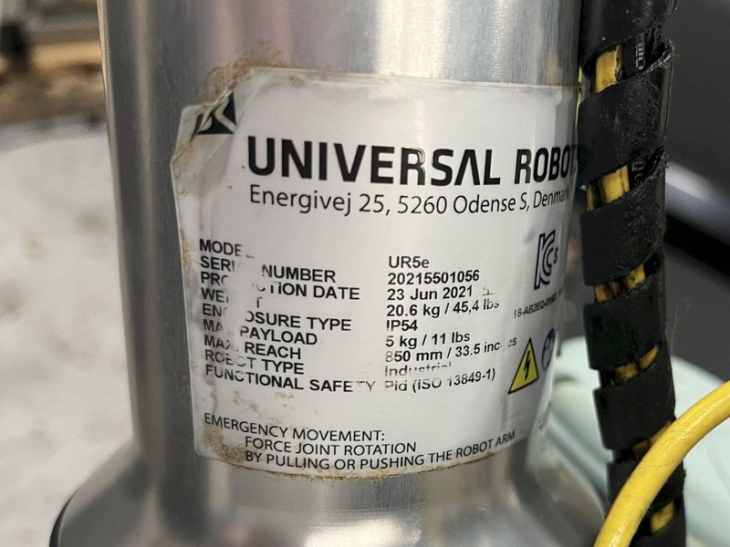 Universal Robots UR5e Cobot With Parts loading base/station. New-2021