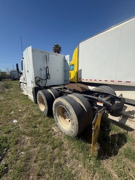Freightliner Cascadia Day Cab LNG, 2015 – Cummins ISX12 G 400 HP, 10 Speed, Natural Gas Tractor