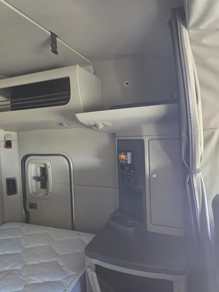 PETERBILT 567 - Trucks