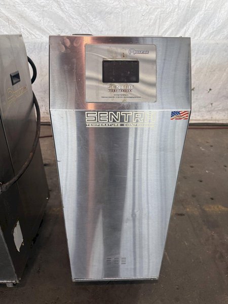 ADVANTAGE ENGINEERING WATER-CIRCULATING TEMPERATURE CONTROL UNIT. STOCK # 1115824