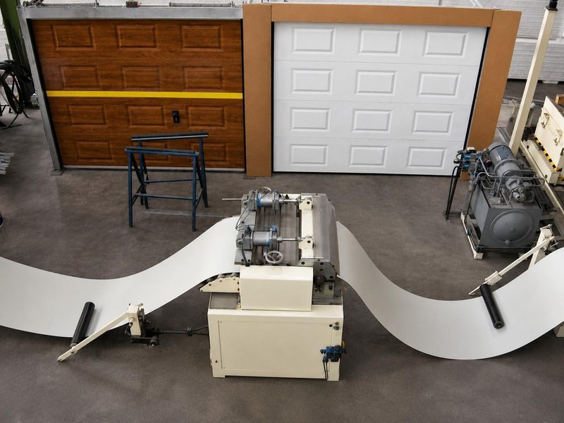 Jensen - Sandwich panel line for sectional gates