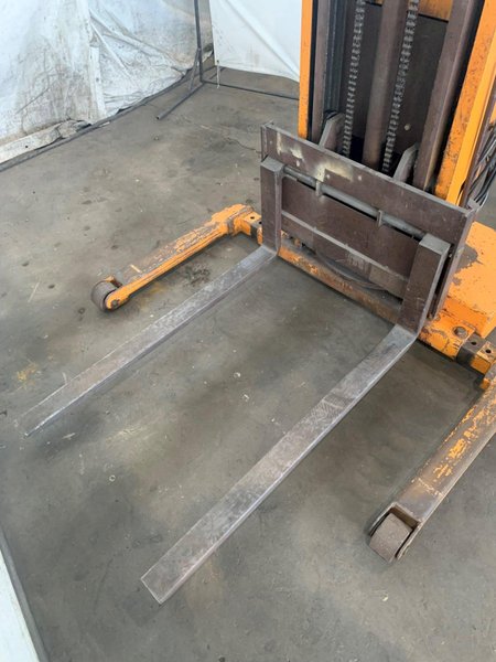 1,500 LB BIG JOE 1518-T-12 ELECTRIC LIFT. STOCK # 0873824