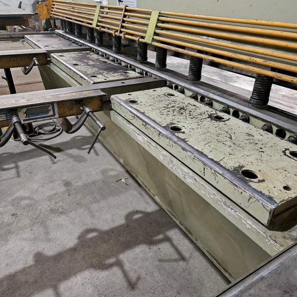 10' X 1/4" US INDUSTRIAL 1025 HYDRAULIC SHEAR. STOCK # 0134025.