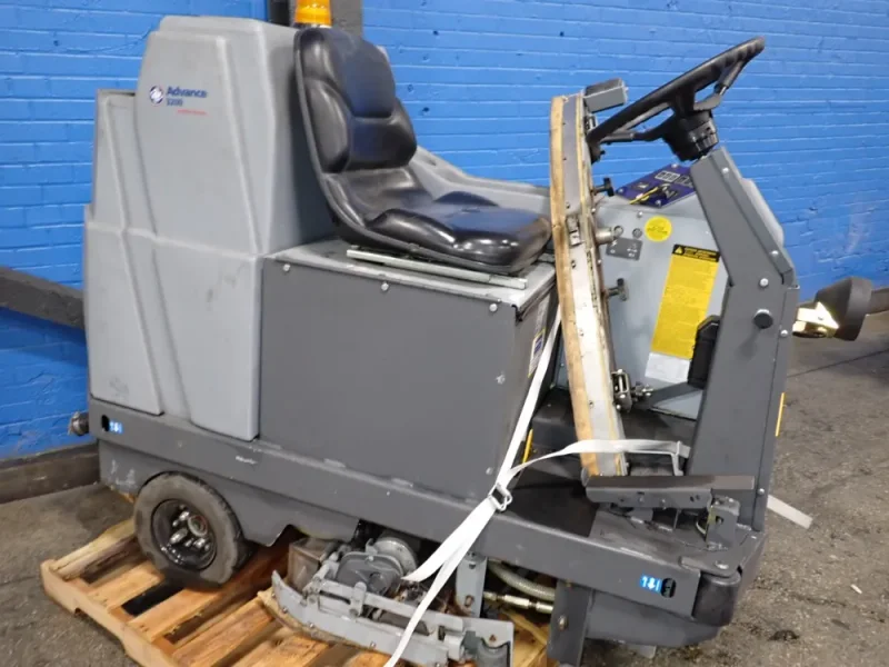 ADVANCE 40" FLOOR SCRUBBER  -  3200C