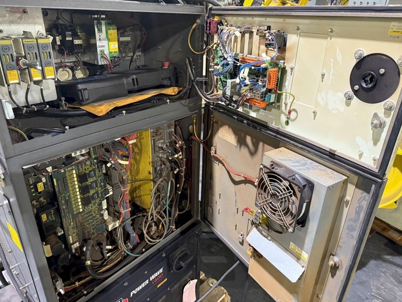 FANUC – ArcMate 120iC w/ R-30iA Controls &amp; Lincoln i400 Weld Package USED