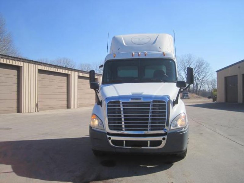 2015 Freightliner Cascadia Day Cab LNG – Cummins ISX12 G 400 HP, 10 Speed, Natural Gas Tractor