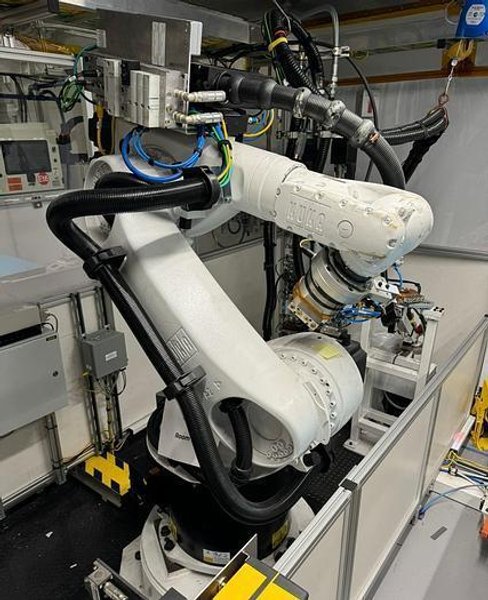 KUKA KR60-3 6-Axis Robotic Adhesive Dispensing Work Cell, 2020 – Atlas Copco Metering and Dosing System