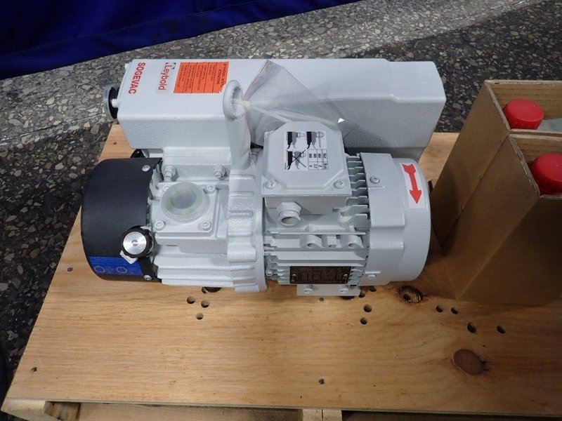 LEYBOLD 1.10 KW VACUUM PUMP  -  SV28BI 960273