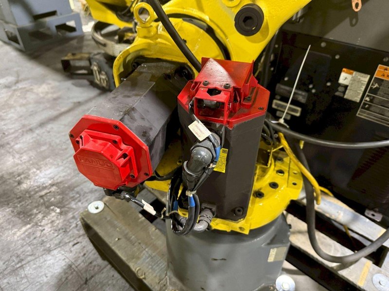 FANUC – ArcMate 120iC w/ R-30iA Controls &amp; Lincoln i400 Weld Package USED