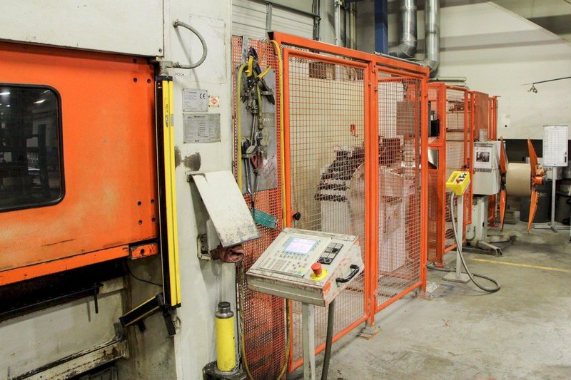 220 Ton Manzoni E200 2MR/SL 200 Floor Mounted CNC HS Stamping Press, 2003- Siemens, Decoiler, Straightener