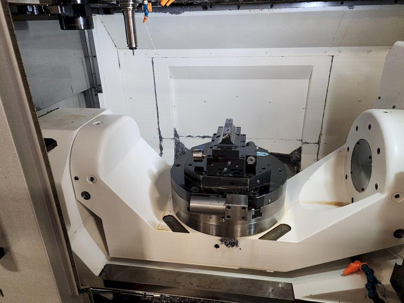 Okuma Genos M460V-5AX 5-Axis CNC UMC, 2021 – Robot Loader, Chip Conveyor, Mist Collector