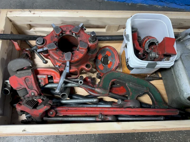 RIDGID PIPE THREADER  W/ TOOLING  -  400