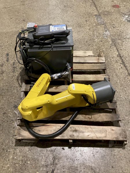 FANUC LR Mate 200iD/7L Robot w/ R-30iB Mate PLUS Controls &amp; Pendant USED