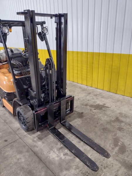 4,700 LBS TOYOTA MODEL #42-6FGCU25 LP GAS FORKLIFT: STOCK #23743