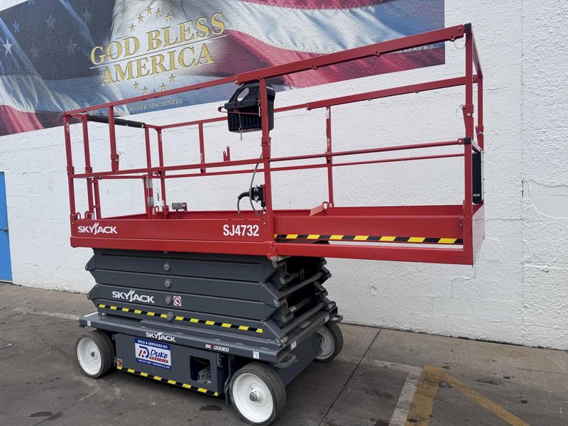 SKYJACK MODEL #4732 ELECTRIC SCISSOR MAN LIFT: STOCK #81161