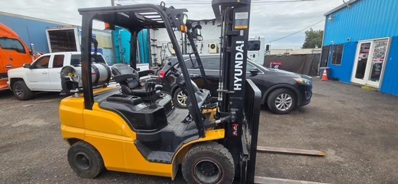 Hyundai 25L-9A Forklift, 2022 – 5,000 lb LP Gas Pneumatic Tire Lift Truck, 3-Stage Mast, Side Shift