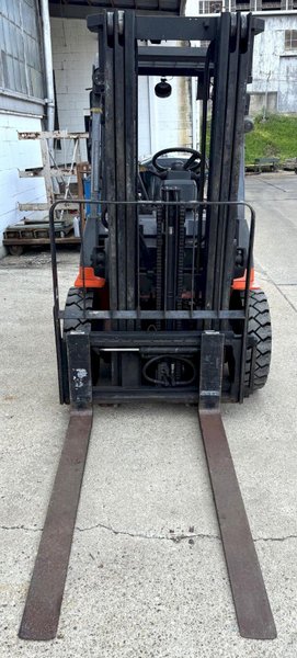 5000 Lb. Toyota Lift Truck, Pneumatic Tire, Triple Stage Mast, LP Gas, Side Shift