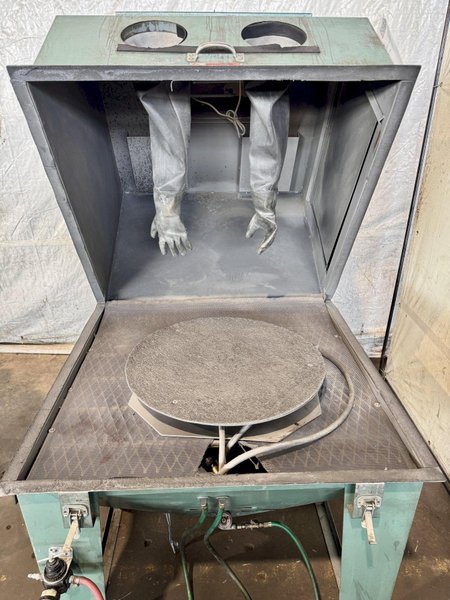 TRINCO 40X40SE DELUXE BLAST CABINET W/600RC MEDIA COLLECTOR. STOCK # 0653626